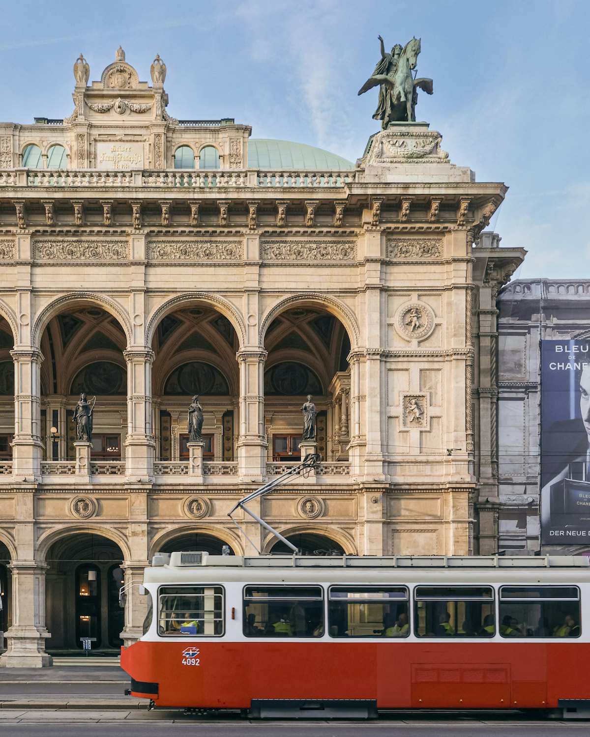 Wiener Staatsoper mit Ringstraßen-Tram